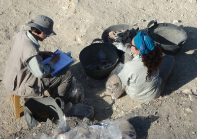 Al final de la jornada, Zulema ayuda a Angie con la cerámica hallada en su zona.