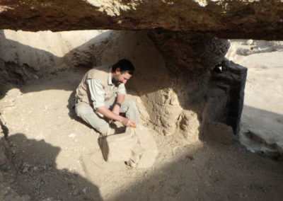 David con el capitel copto caído en medio de la tumba.
