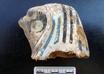 Máscara de cartonaje de una momia de halcón, hallada por Salima y Cisco en el anexo de la tumba de Hery.