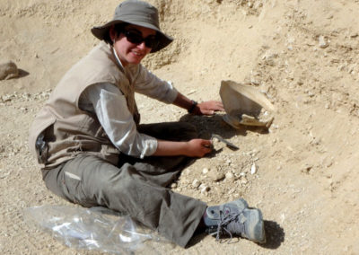 Angie excava una vasija de gran calidad de la dinastía XII.