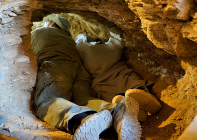 El rais Ali y el mudir echan un vistazo a la excavación del nicho que se abre en la pared derecha de Hery.