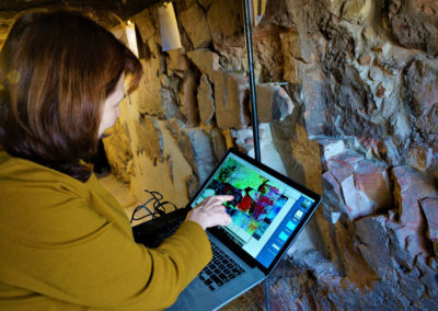 Tina utiliza un programa informático para leer con más claridad un grafiti demótico escrito en el siglo II a. C. sobre la pared de Hery.