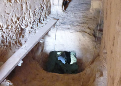 Entrada a la galería subterránea a través de un agujero en el pasillo de la tumba intermedia -399-.