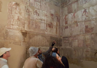 Curro explica una escena en el templo de Kasr el-Aguz.