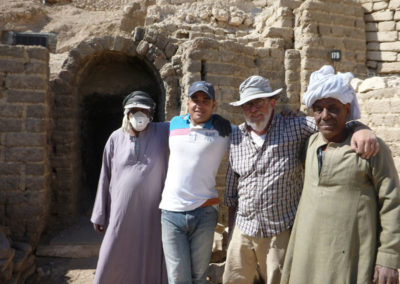 Carlos con tres de sus excavadores, Ramadán, Mohamed y Hasán.