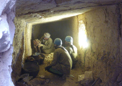 Ibrahim, Yasín y Hagag integran el equipo excavador del mudir.