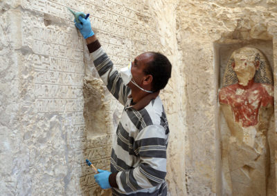 El equipo de restauradores egipcios ha comenzado por limpiar las paredes y el suelo de la tumba de Djehuty.