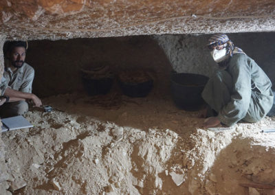 David y Gamal excavan entre la cámara sepulcral del pozo y el pasillo de la gran tumba.
