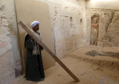 El rais Alí se dispone a abrir el acceso a la parte interna de la tumba-capilla de Djehuty.