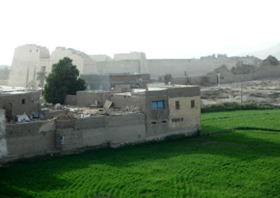 Vista del templo de Medinet Habu desde una terraza.