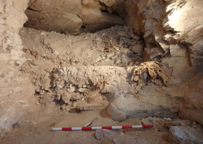 Interior de la tumba del reino Medio que excava Carlos.
