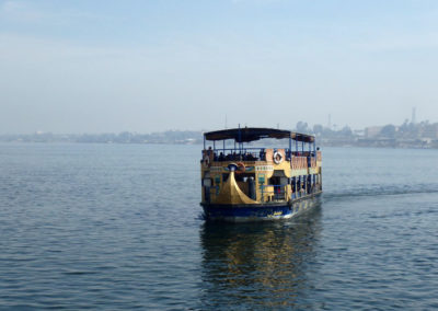 Ferry popular cruzando al Nilo.