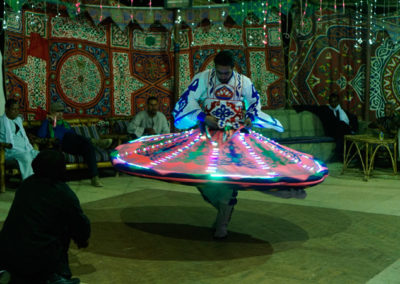 Espectáculo de luz y color con una danza tradicional. Espectáculo de luz y color con una danza tradicional.
