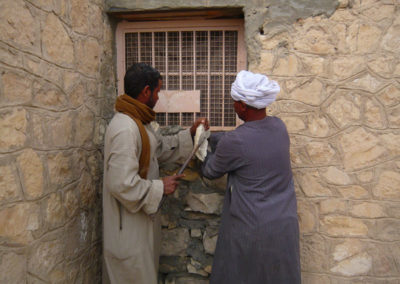 Desmontando el muro de cierre de la tumba de Djehuty.