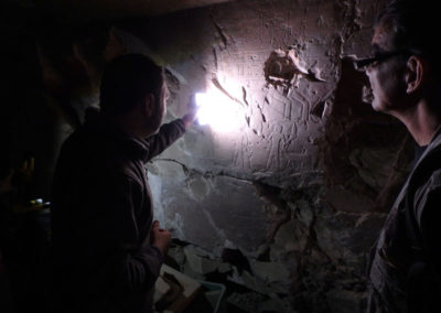 Sergio y Miguel Ángel hacen una primera inspección a las paredes de la tumba de Hery.