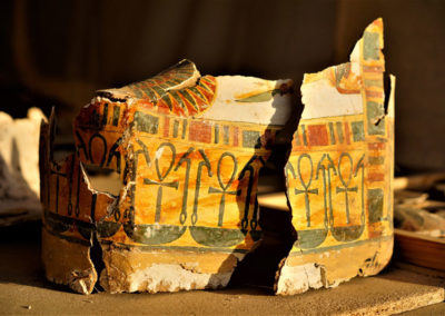 Pies de una cobertura de momia de la dinastía XXII, hecha de cartonaje policromado y barnizado.