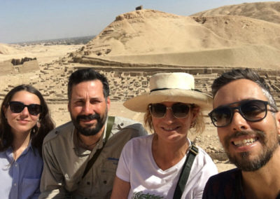 Ana, David, María y Dani visitando Deir el-Medina.