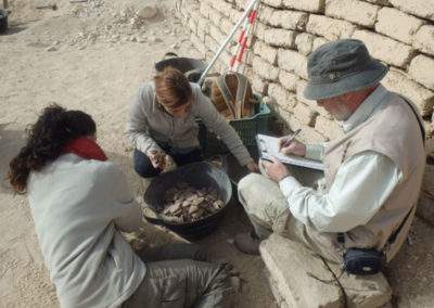 Zulema y Elena revisan la cerámica hallada en el área de José Miguel.