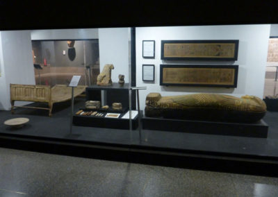 Vitrina del museo, con Neb, los shabtis y la cama de Tutankhamon.