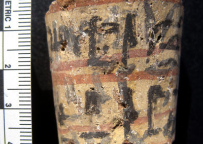 Fragmento de shabti con la inscripción re-escrita.
