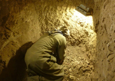 Ibrahim excava con sumo cuidado al fondo del segundo pozo.