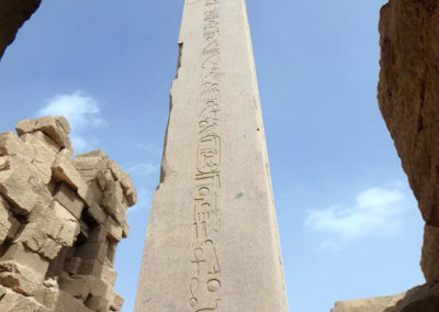 Obelisco de la reina Hatshepsut que Djehuty supuestamente recubrió con electro.