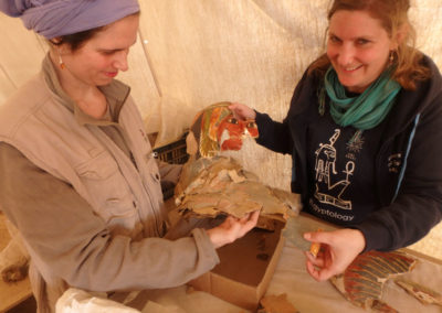 Lucía y Charlotte siguen uniendo fragmentos de “cajas de momia” de cartonaje pintado.