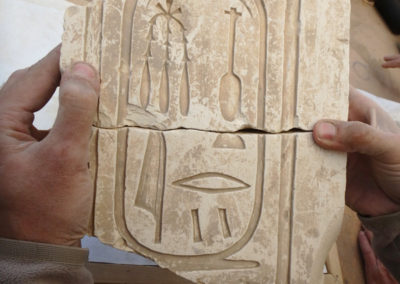 El fragmento pega con otro que hallamos hace dos años y completa un cartucho de la reina Ahmes-Nefertari, de comienzos de la dinastía XVIII.