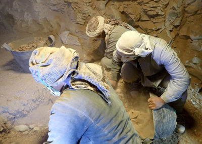 Excavación al fondo del pasillo de la tumba de Carlos.