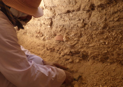 Gamal perfila por dentro el cerramiento de la tumba para entender por qué los adobes no llegan hasta el suelo.