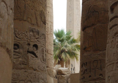 Obelisco de Hatshepsut visto desde la sala hipóstila.