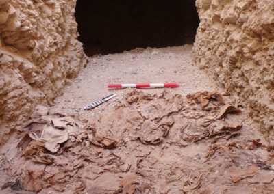 Restos de momia desmembrada yacían debajo del murete de adobes.