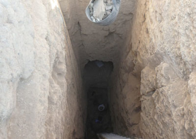 Al fondo del pozo excavan Yuma y José Miguel, ya casi a 7 metros de profundidad.