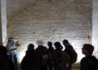 Curro explica una de las escenas más conocidas del templo, la unión mítica del Alto y Bajo Egipto.