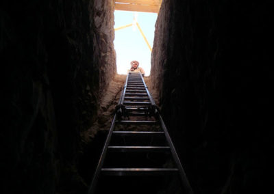 Zaglab es el encargado de sujetar la escalera en lo alto del pozo de José Miguel.