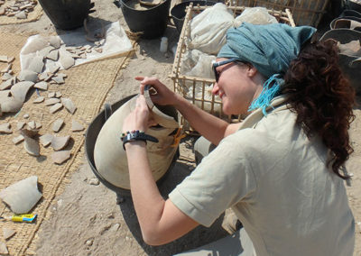Zulema sigue completando vasijas entre los fragmentos que se hallaron en el pozo funerario de Djehuty.