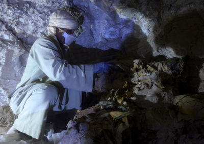 Restos humanos de la dinastía XXI dentro de la tumba que excava Carlos.