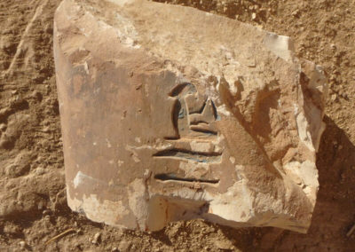 Fragmento de la estatua de Ay que pega con otro fragmento del año pasado.