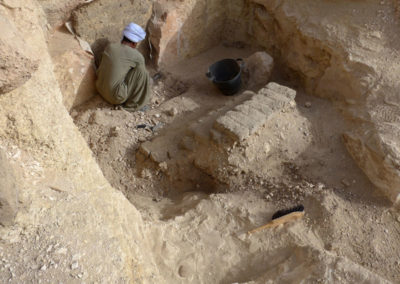Excavando a la entrada de la tumba que irrumpe sobre la de Djehuty.