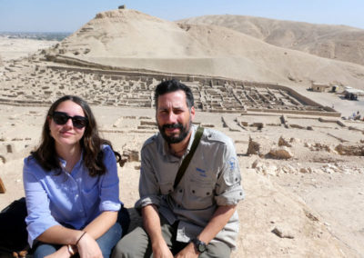 Ana y David posan con el poblado de Deir el-Medina de fondo.