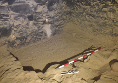 Pozo ahora visible en el interior de la sala lateral de la tumba que rompe parte del techo de Djehuty.