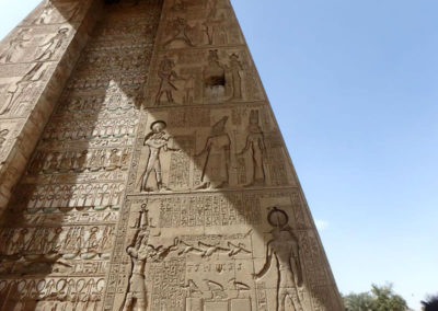 Pilono de época ptolemaica que conecta Karnak con el templo de Mut.