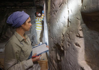 Lucía revisa el dibujo que ha hecho Carmen de la escena del Punt en la tumba de Djehuty.