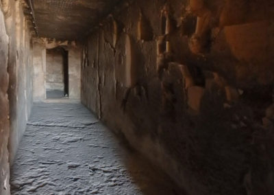 Primer rayo de luz que recorre el pasillo central de la tumba de Djehuty.
