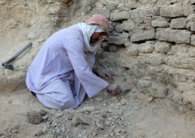 Gamal, uno de los afortunados y sí excava con palaustrín, concentrado siempre en su trabajo.