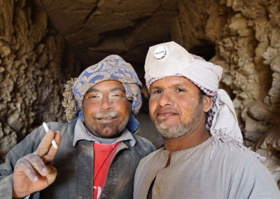 Ibrahim y Hussein son los dos trabajadores que más sufren el polvo de la excavación.