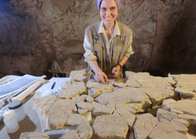 Lucía se reencuentra con los fragmentos escritos caídos del techo de la cámara sepulcral de Djehuty.