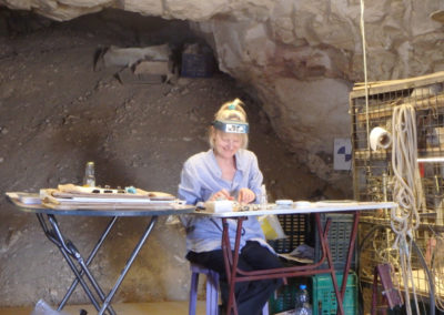 Briget Leach trabaja con los papiros dentro de la tumba de Ay.