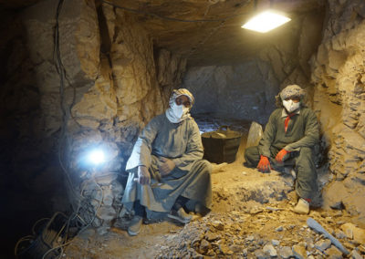 Ibrahim y Gamal se toman un breve descanso en la excavación de la tumba de Carlos.