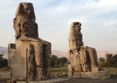 Los colosos de Memnon dan la bienvenida a la necrópolis.